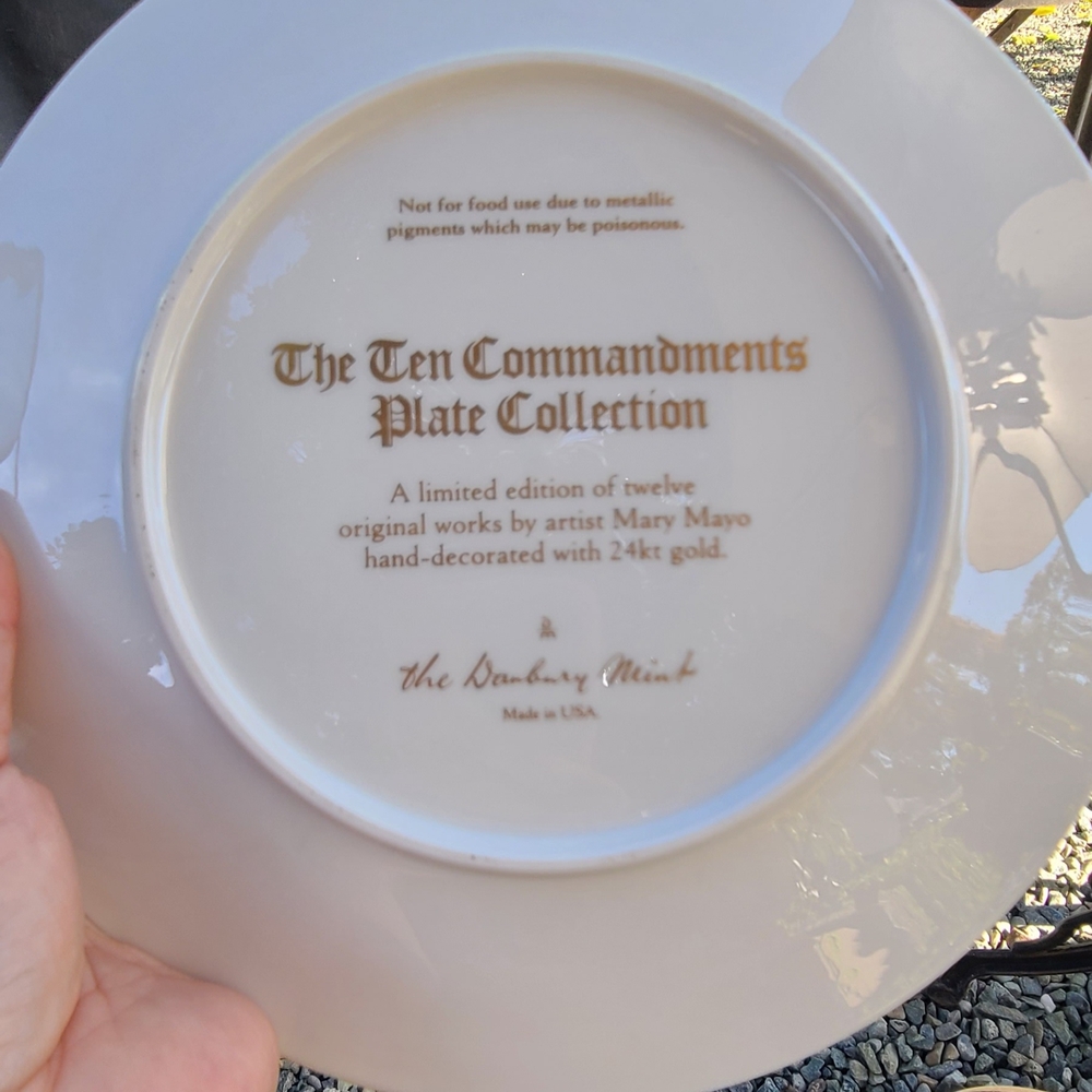Moses Receives The Ten Commandments Ceramic Plate - Picture 2 of 6